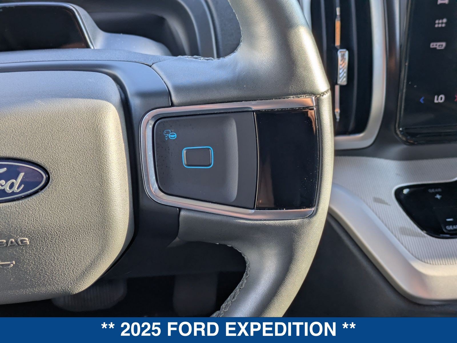 Used 2025 Ford Expedition Active AWD/4WD image 28