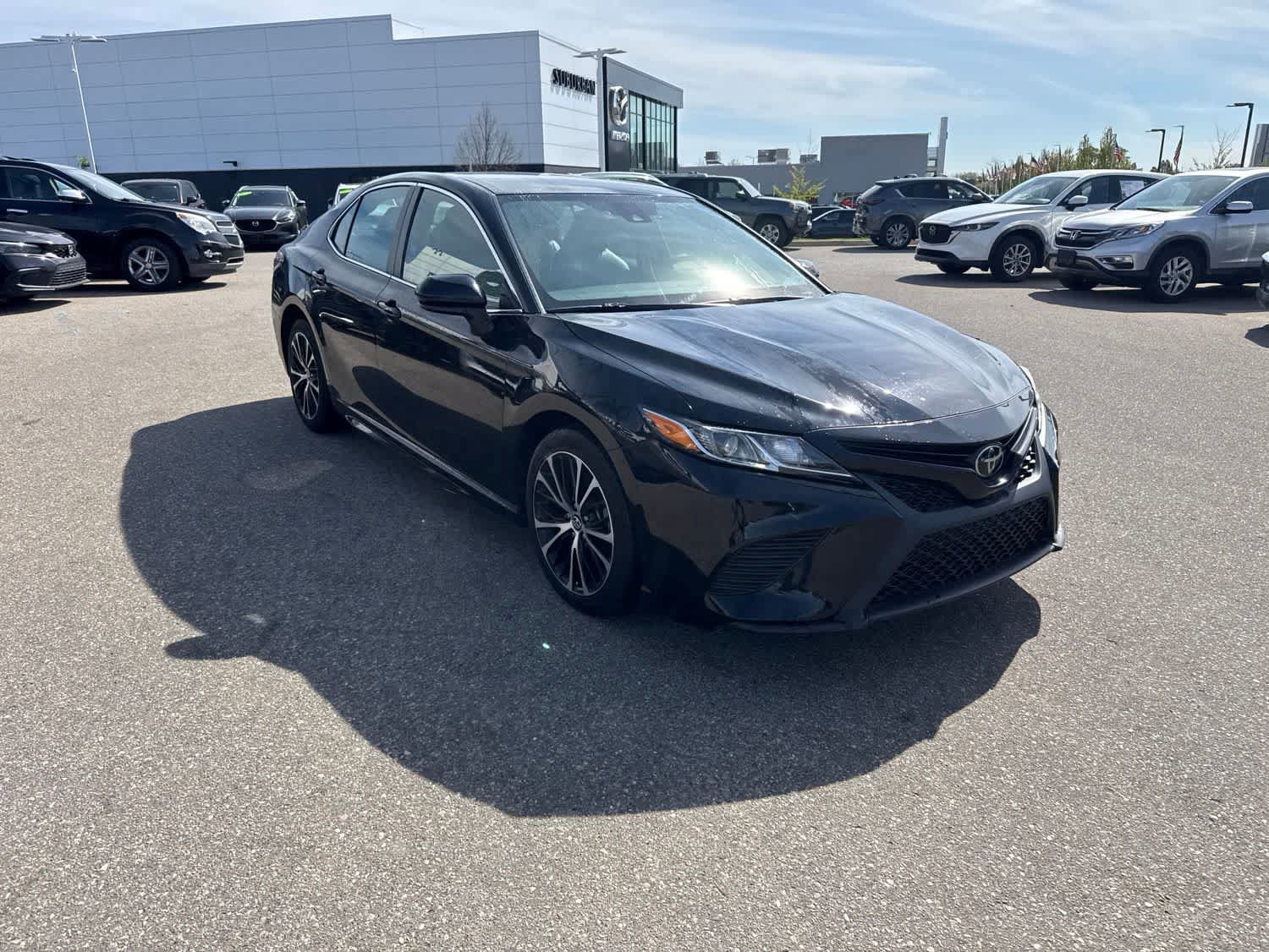 Used 2019 Toyota Camry SE FWD image 3