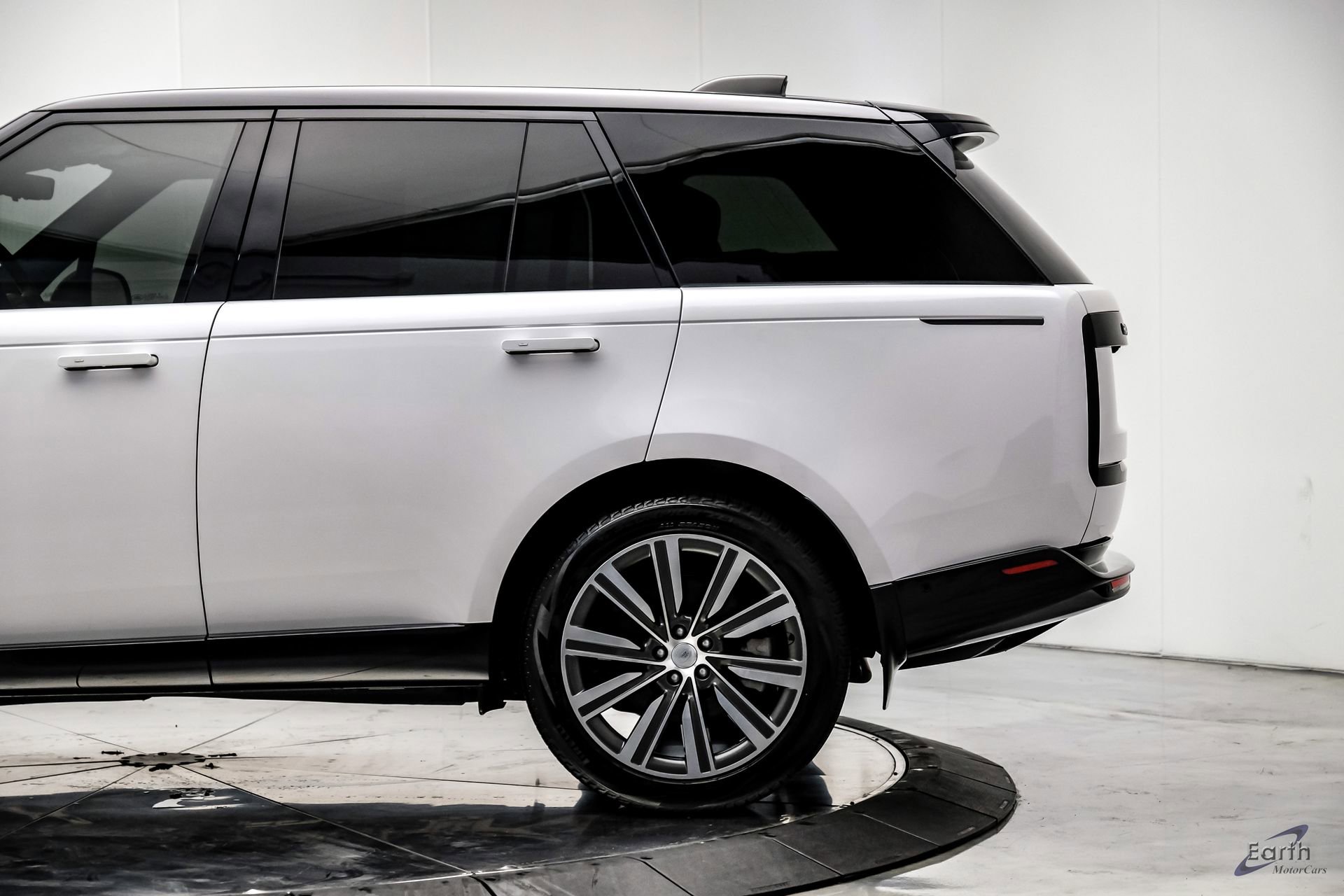 Used 2023 Land Rover Range Rover SE image 9