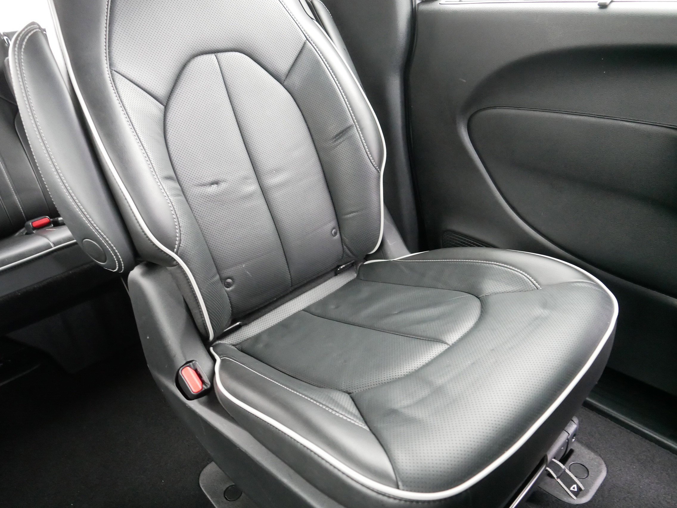 Used 2021 Chrysler Pacifica Limited w/ Uconnect Theater Family Group image 14