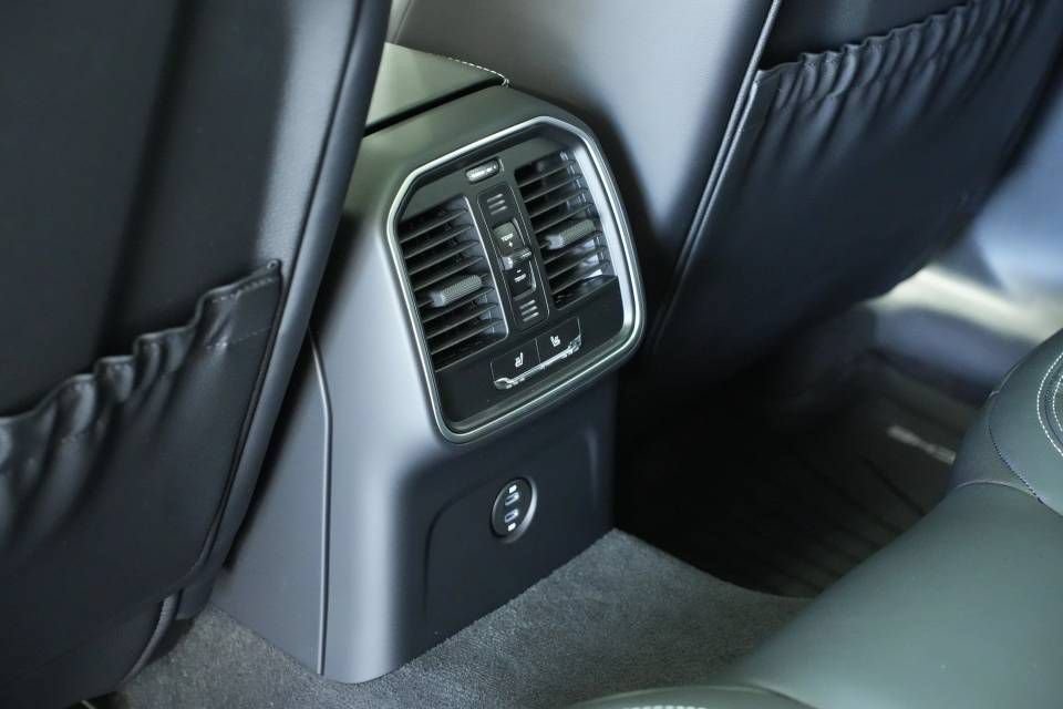 Certified 2025 Porsche Macan AWD/4WD image 26