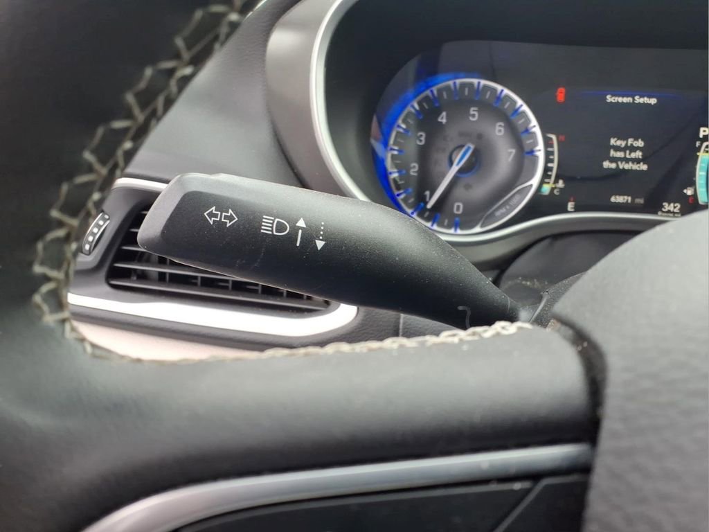 Used 2024 Chrysler Pacifica Touring-L FWD image 18