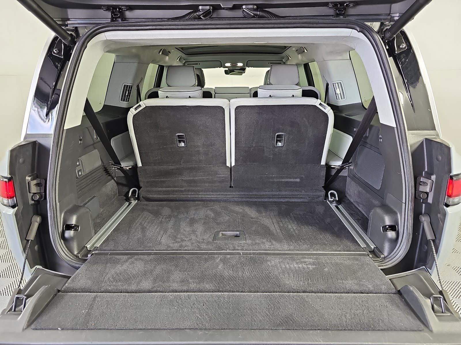 Used 2024 Rivian R1S Adventure Dual AWD/4WD image 12