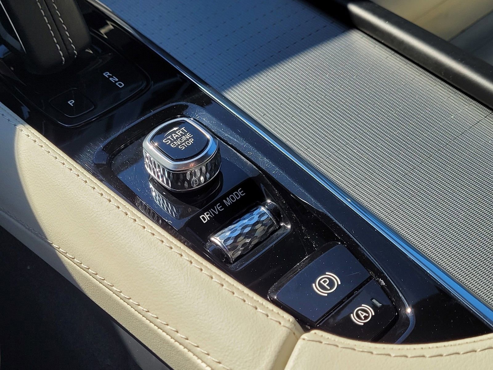 Used 2021 Volvo XC90 T8 R-Design w/ Advanced Package image 26