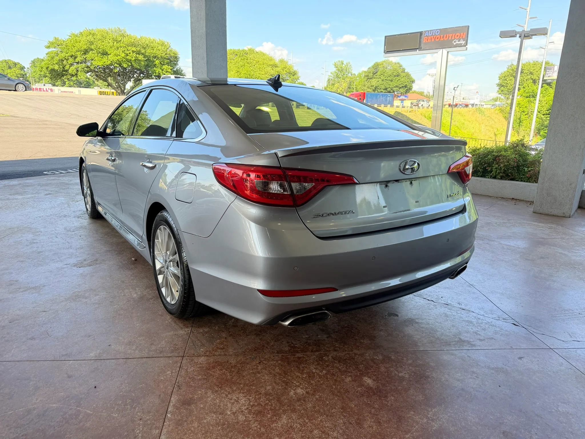 Used 2015 Hyundai Sonata Limited w/ Option Group 06 FWD image 4