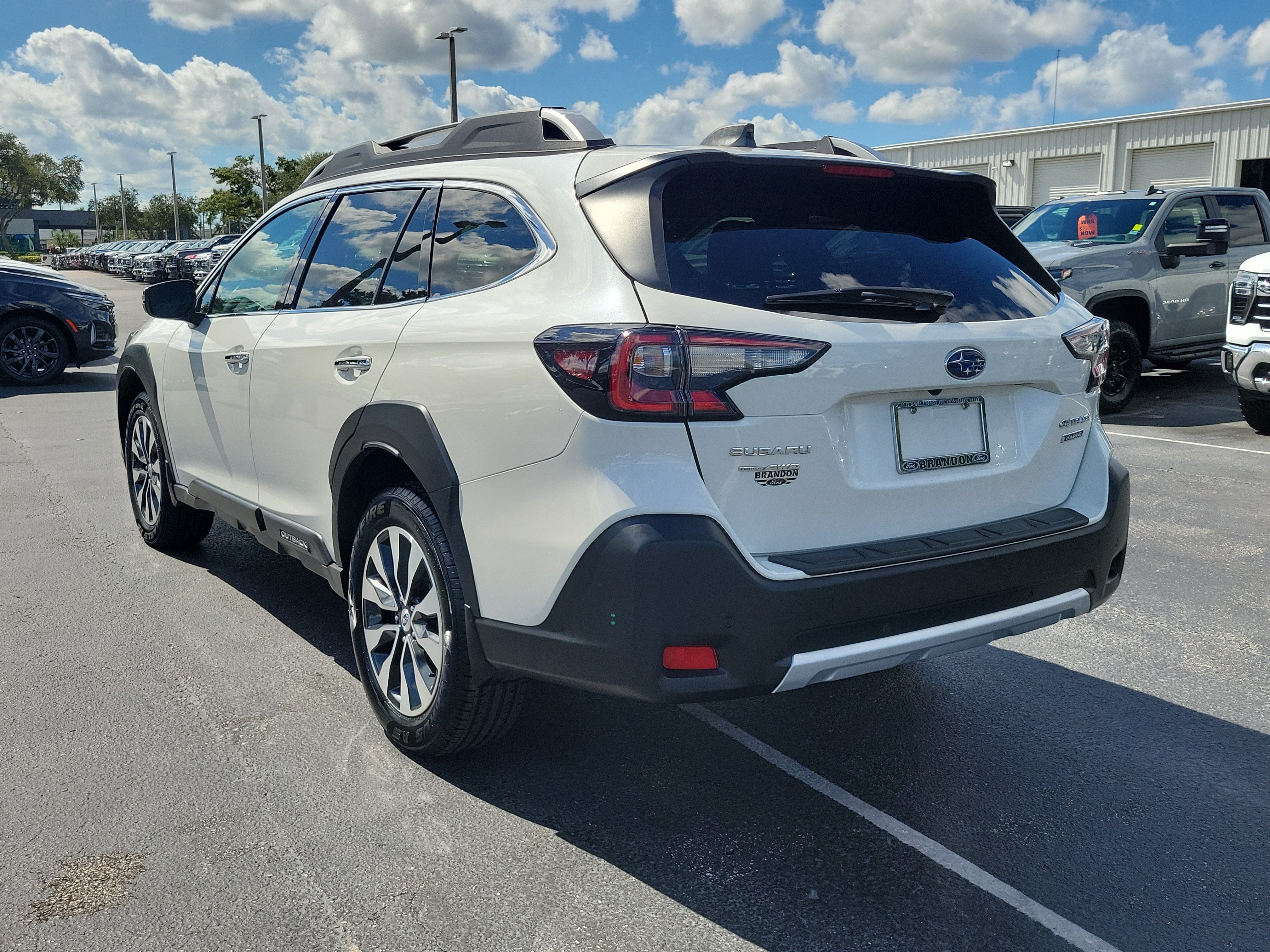Used 2023 Subaru Outback Touring AWD/4WD image 7