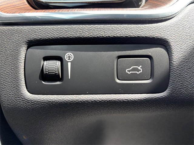 Used 2022 Volvo XC60 B5 Momentum w/ Advanced Package image 19