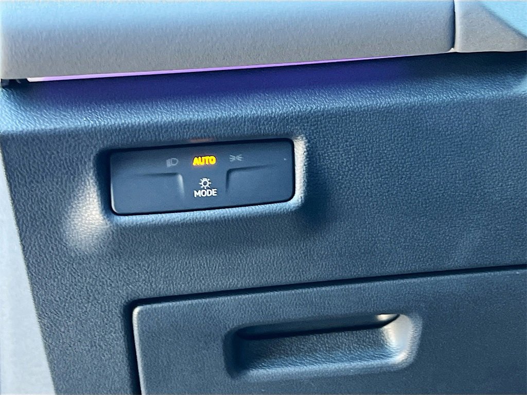 Used 2025 Volkswagen Tiguan SE R-Line image 10