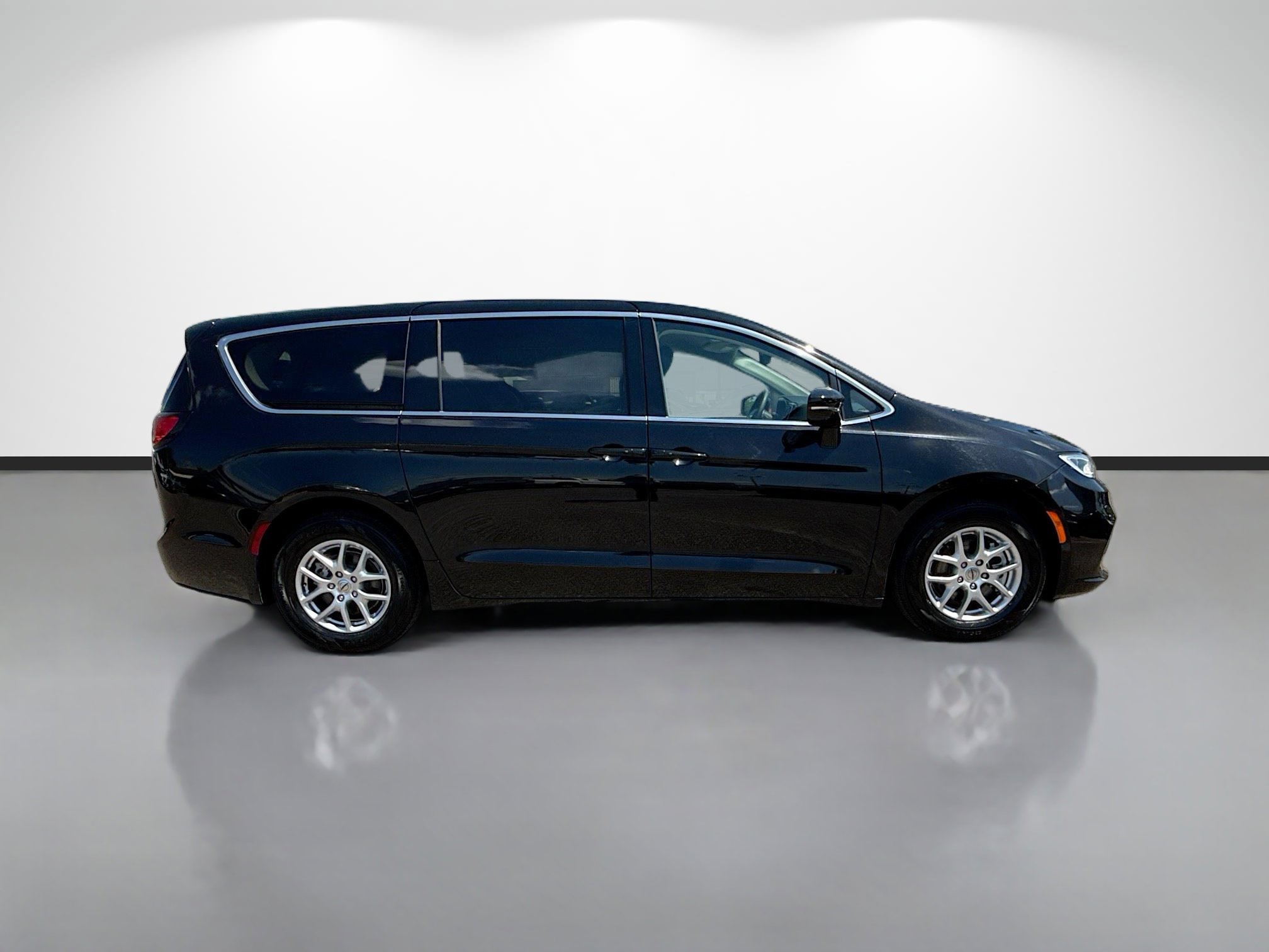 Used 2024 Chrysler Pacifica Touring-L FWD image 2