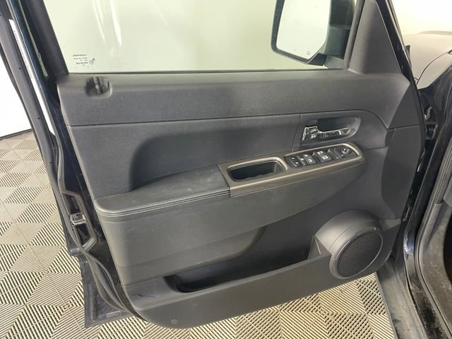 Used 2011 Jeep Liberty Limited AWD/4WD image 9