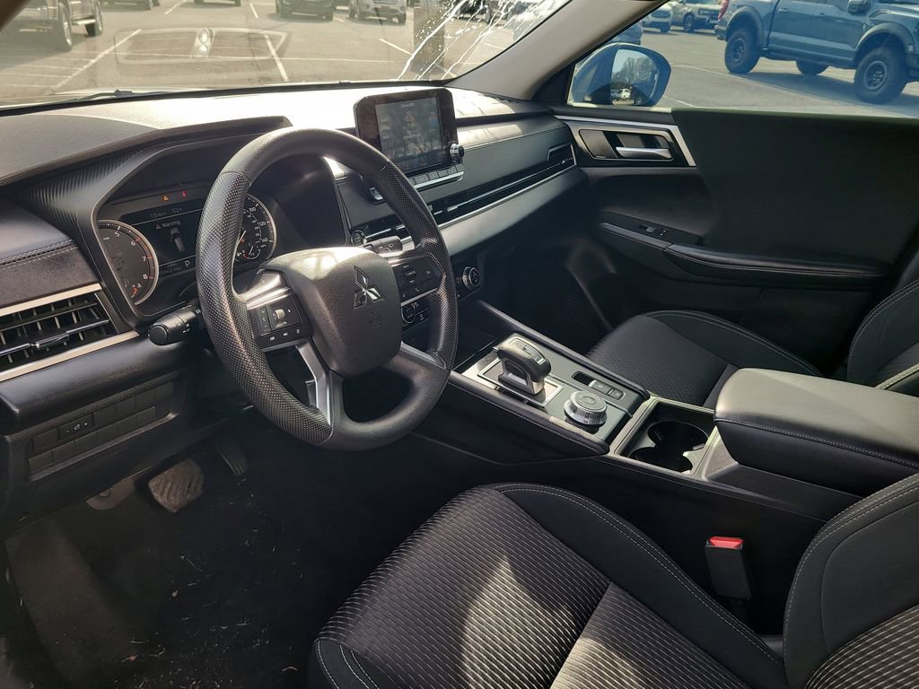 Used 2024 Mitsubishi Outlander ES image 10