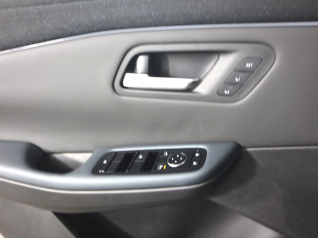 New 2026 Nissan Leaf Platinum+ w/ Floor Mat Package (Platinum+) FWD image 18