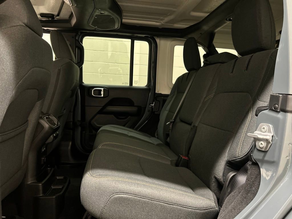 Used 2025 Jeep Wrangler Unlimited Sahara AWD/4WD image 11