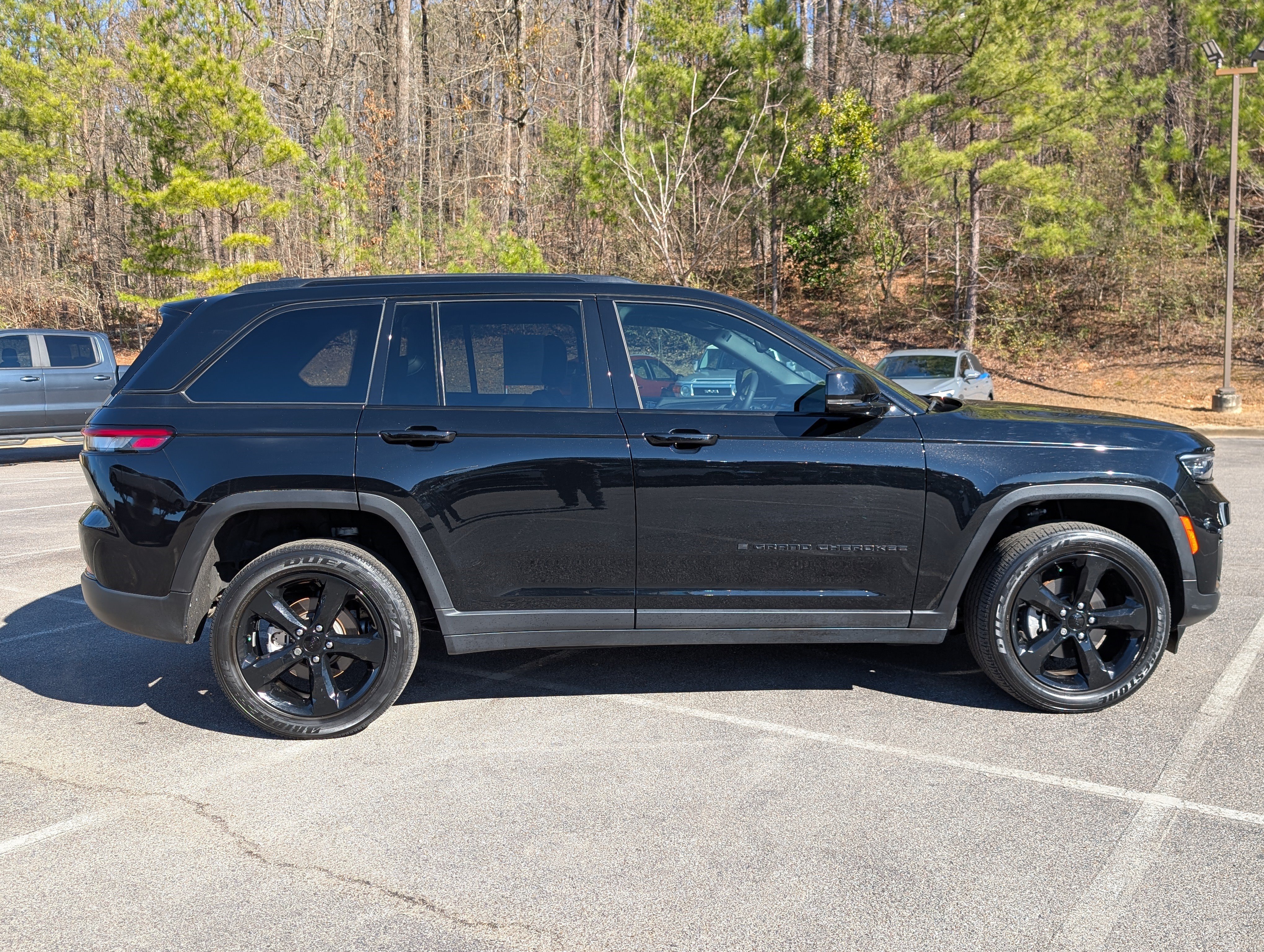 Used 2023 Jeep Grand Cherokee Altitude RWD image 10