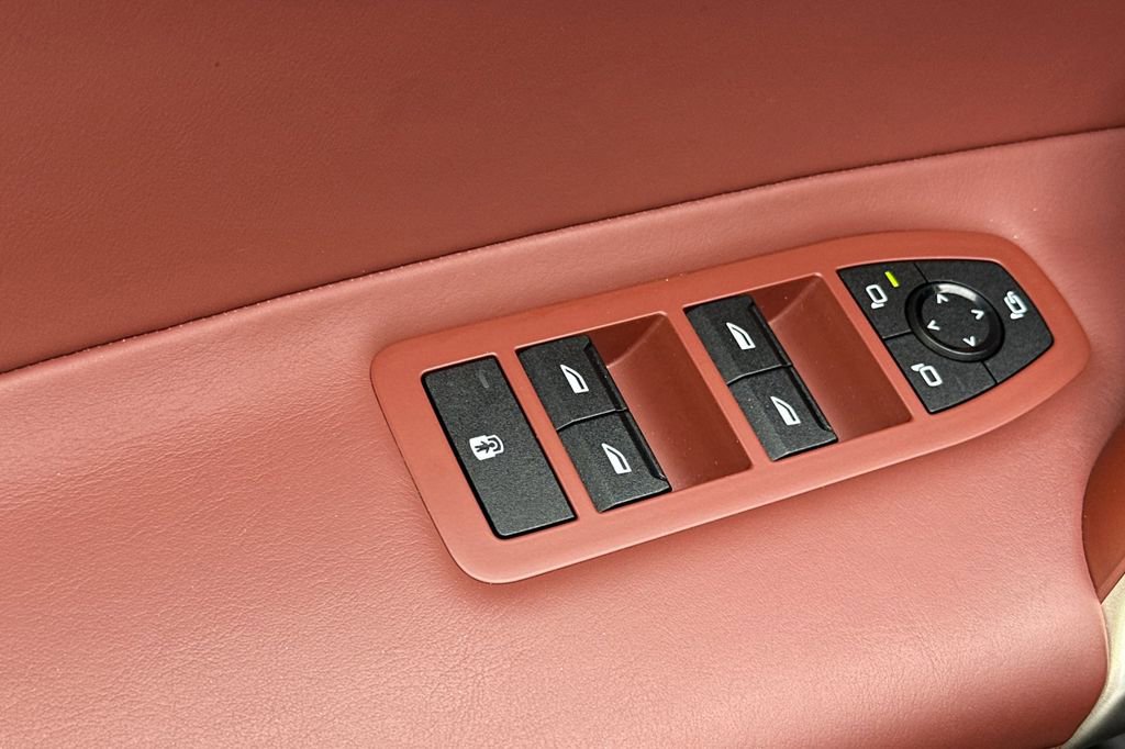 Used 2023 BMW iX xDrive50 w/ Sport Package image 11