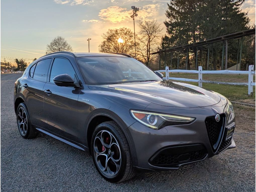Used 2022 Alfa Romeo Stelvio Veloce image 3