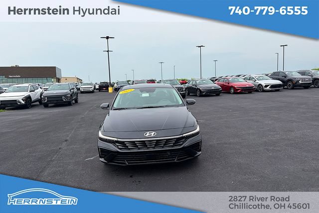 Used 2025 Hyundai Elantra Limited FWD image 2