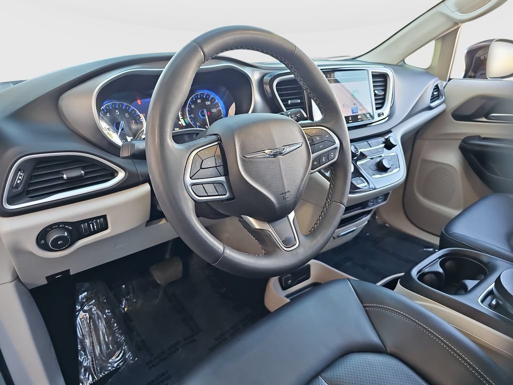 Used 2024 Chrysler Pacifica Touring-L FWD image 9
