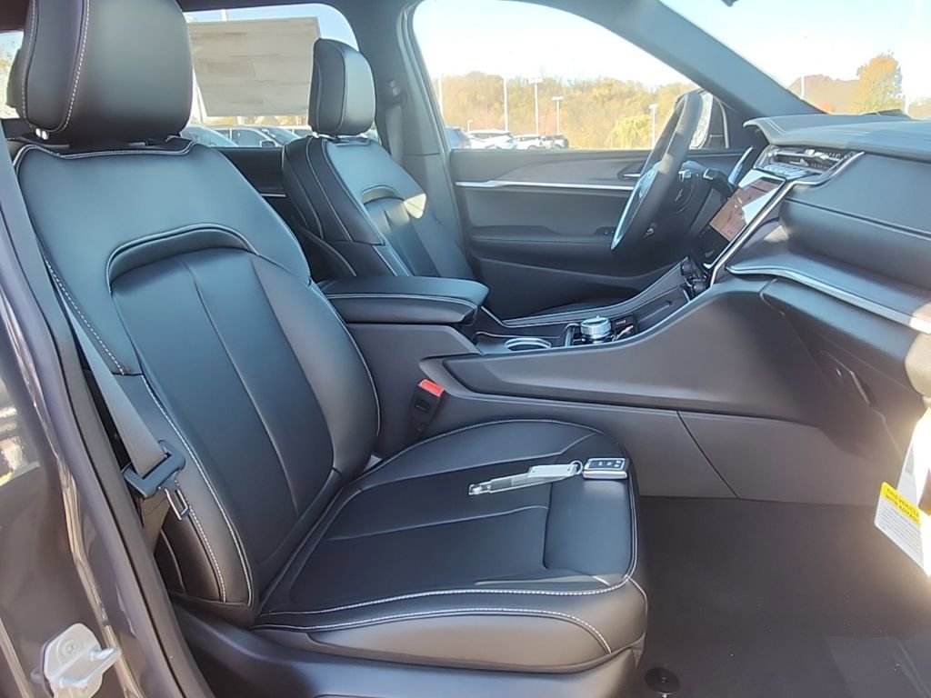 New 2025 Jeep Grand Cherokee L Limited w/ Black Appearance Package AWD/4WD image 11