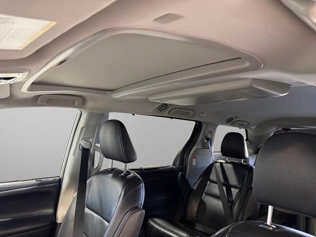 Used 2019 Toyota Sienna SE AWD/4WD image 43