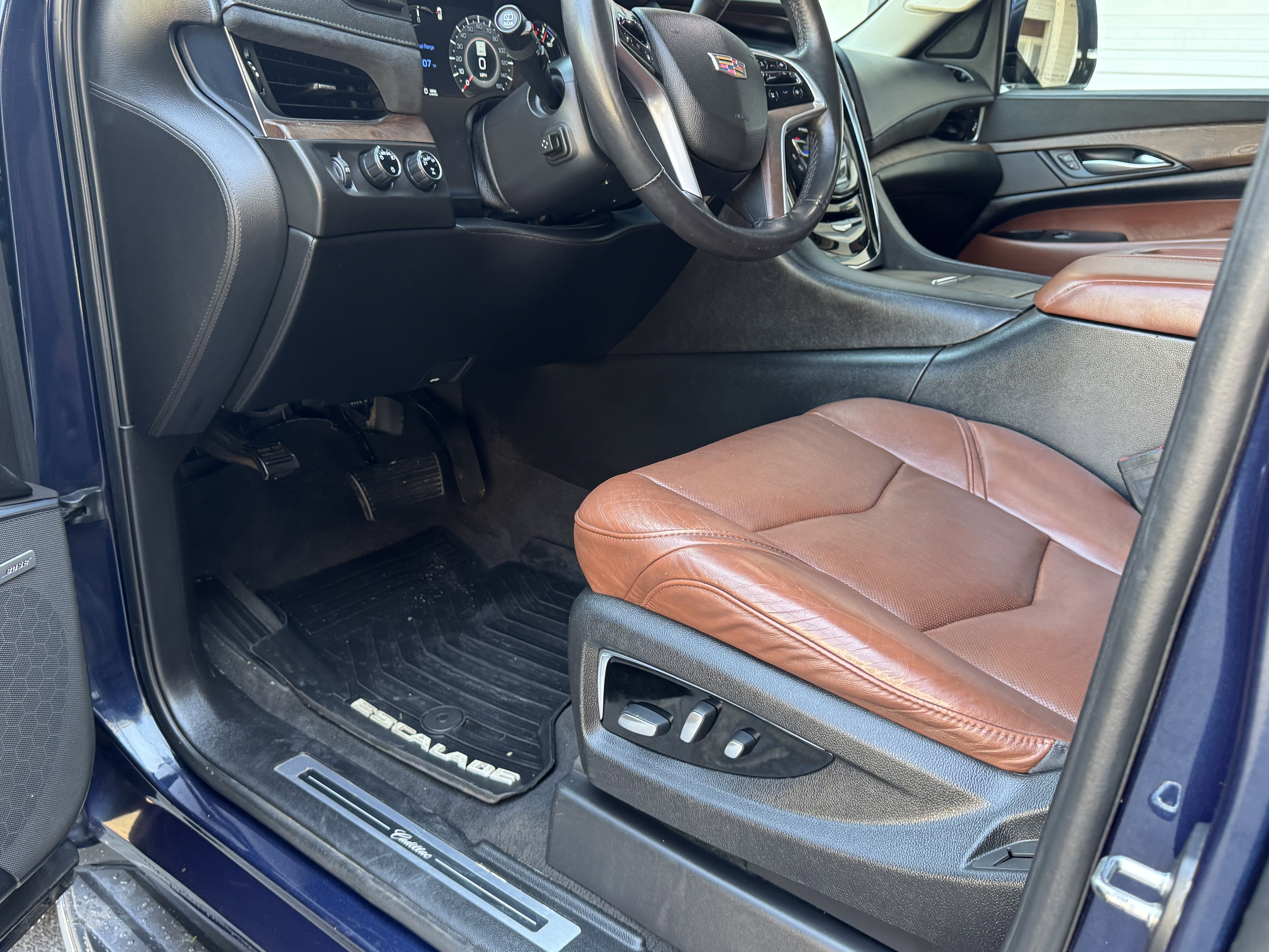 Used 2017 Cadillac Escalade ESV Luxury image 17