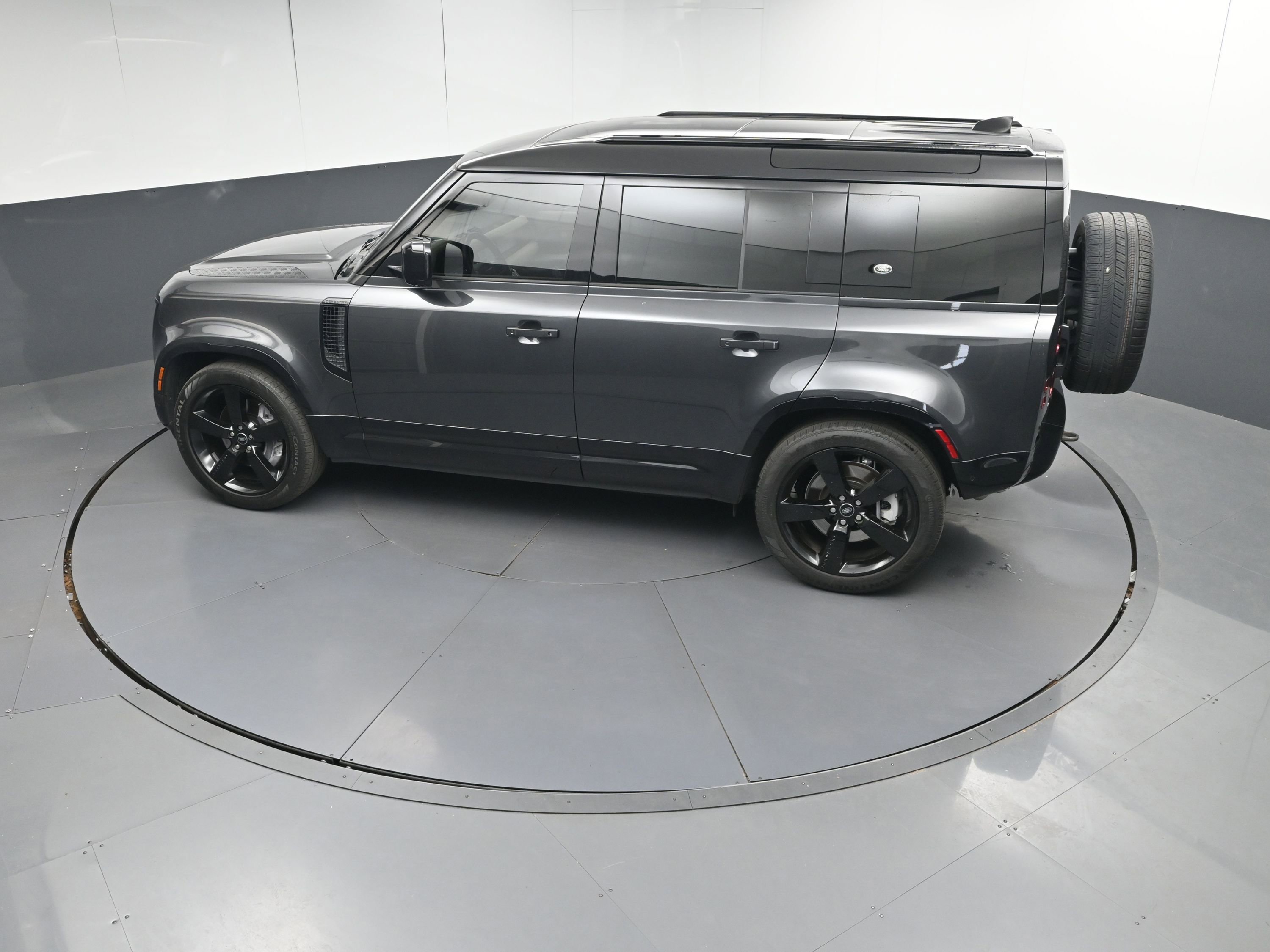 Used 2023 Land Rover Defender 110 X-Dynamic SE image 35