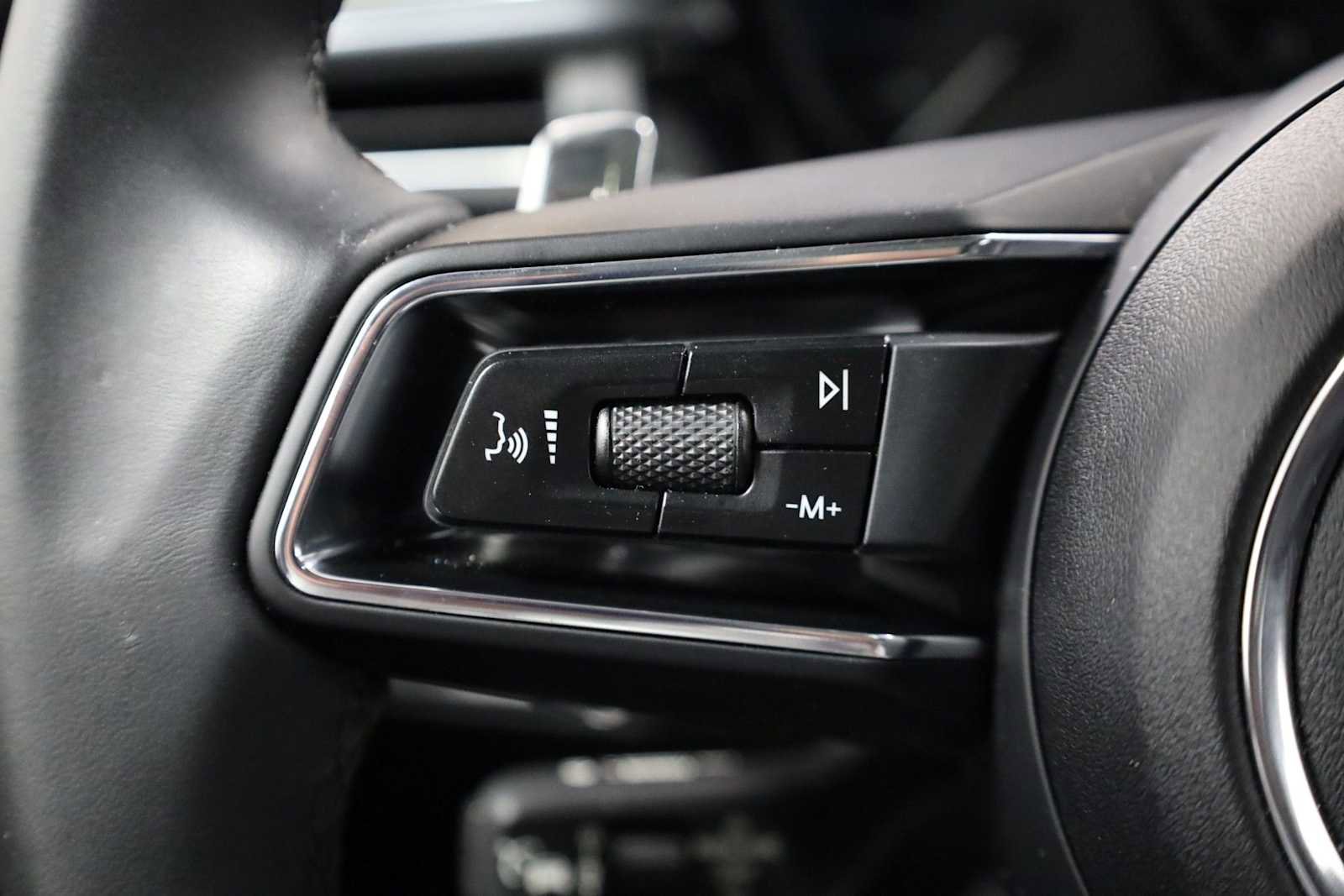 Certified 2025 Porsche Macan image 27