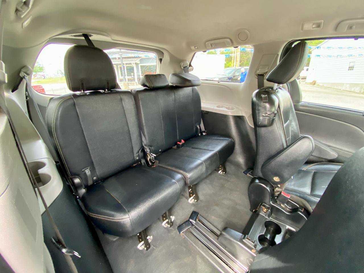 Used 2019 Toyota Sienna SE FWD image 11