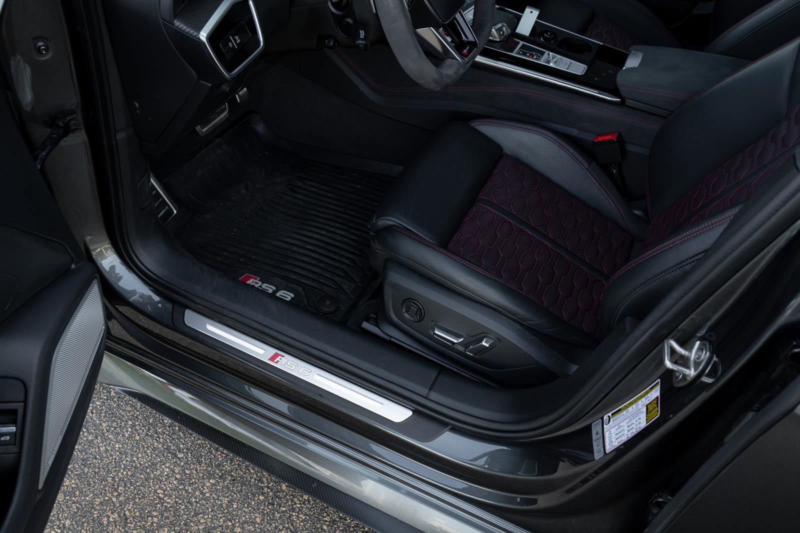 Certified 2024 Audi RS 6 performance AWD/4WD image 37