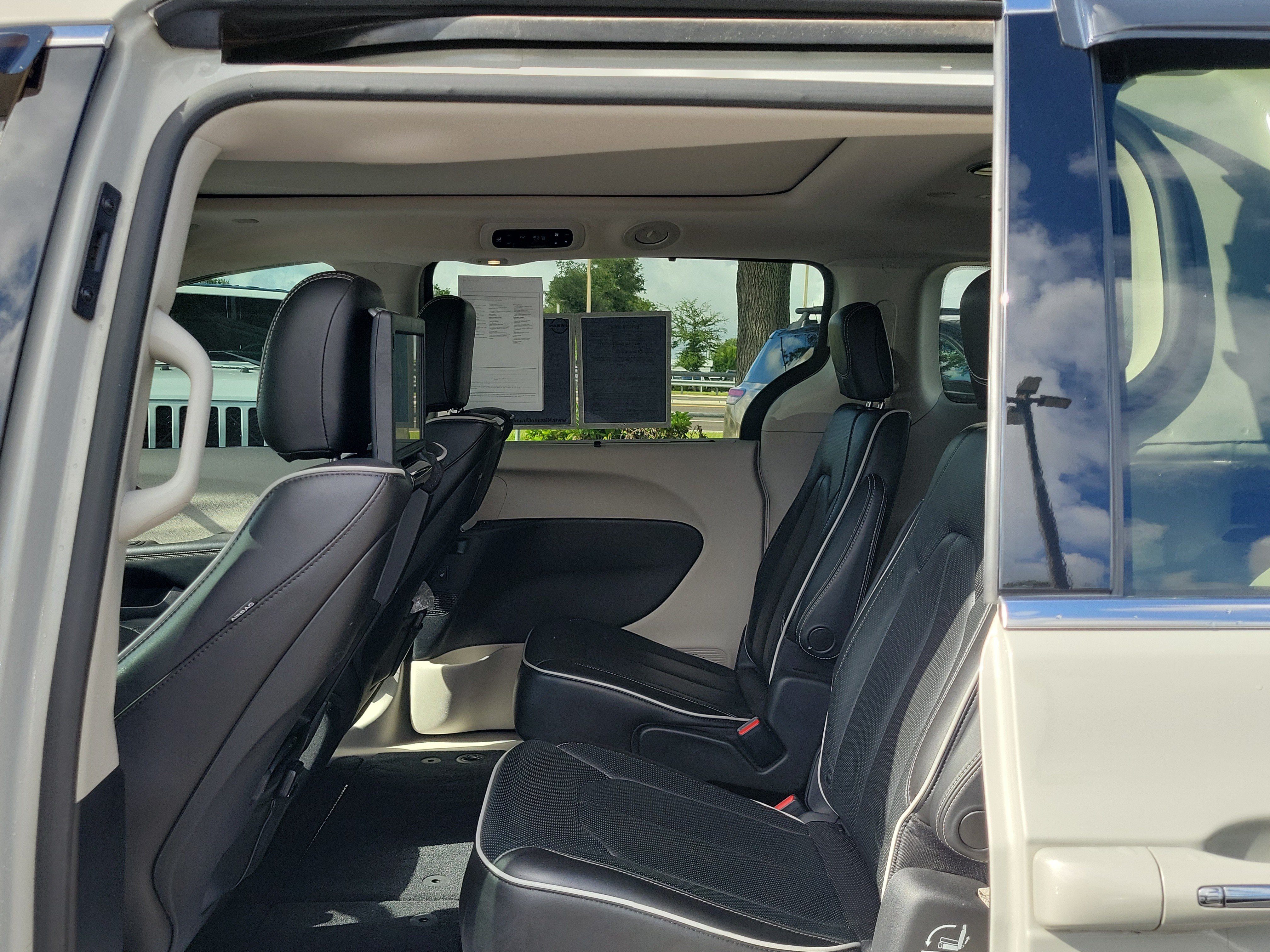 Used 2021 Chrysler Pacifica Limited w/ Uconnect Theater Family Group AWD/4WD image 12