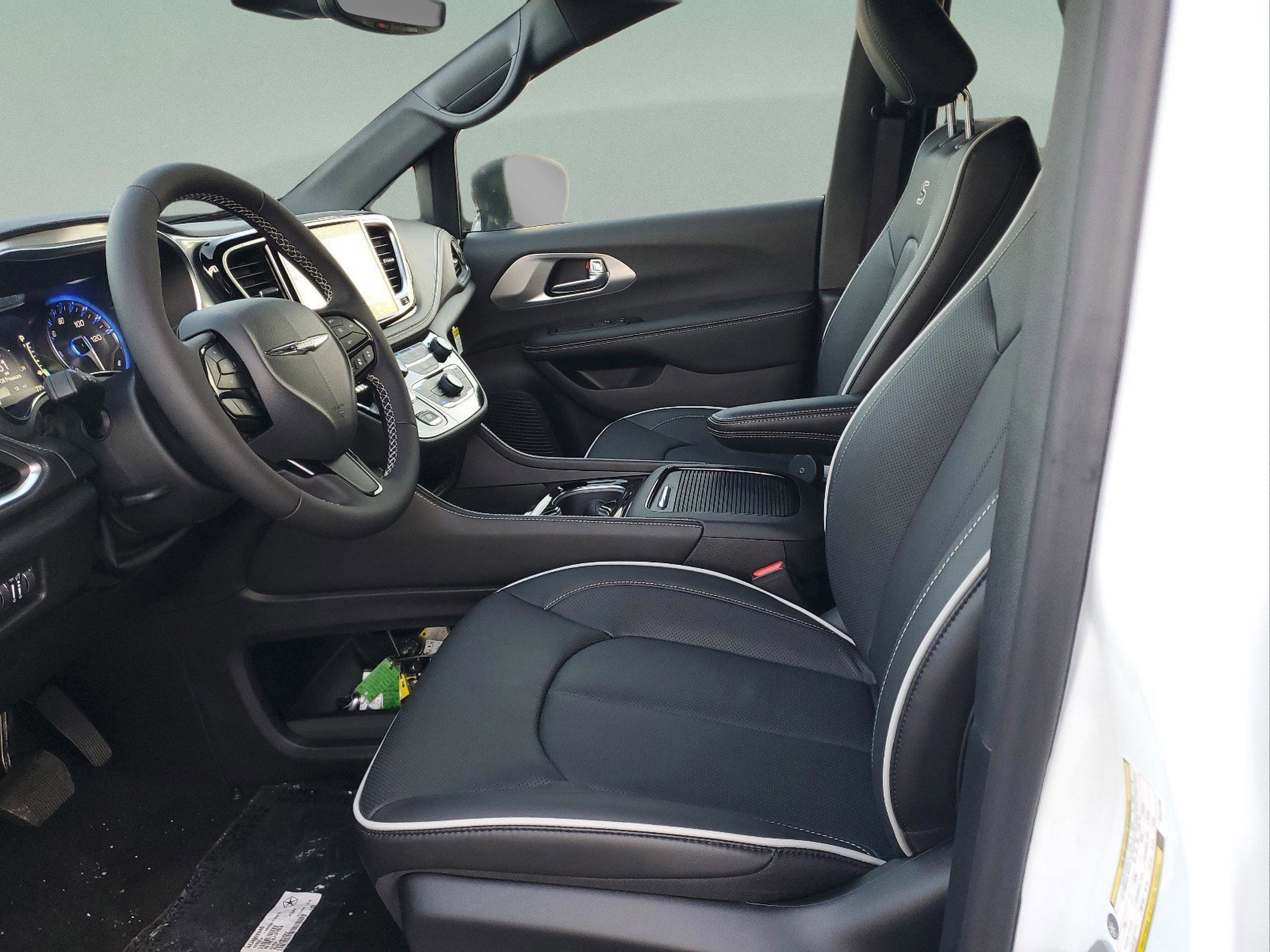 New 2026 Chrysler Pacifica Limited w/ S Appearance Package FWD image 14