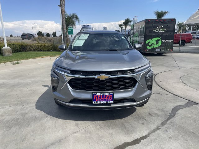 Used 2025 Chevrolet Trax LT FWD image 3