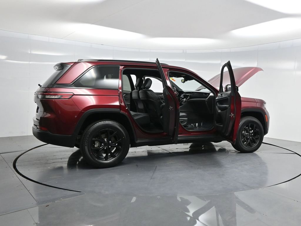 Used 2024 Jeep Grand Cherokee Altitude image 5