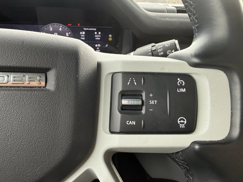 Used 2023 Land Rover Defender 130 X-Dynamic SE image 28