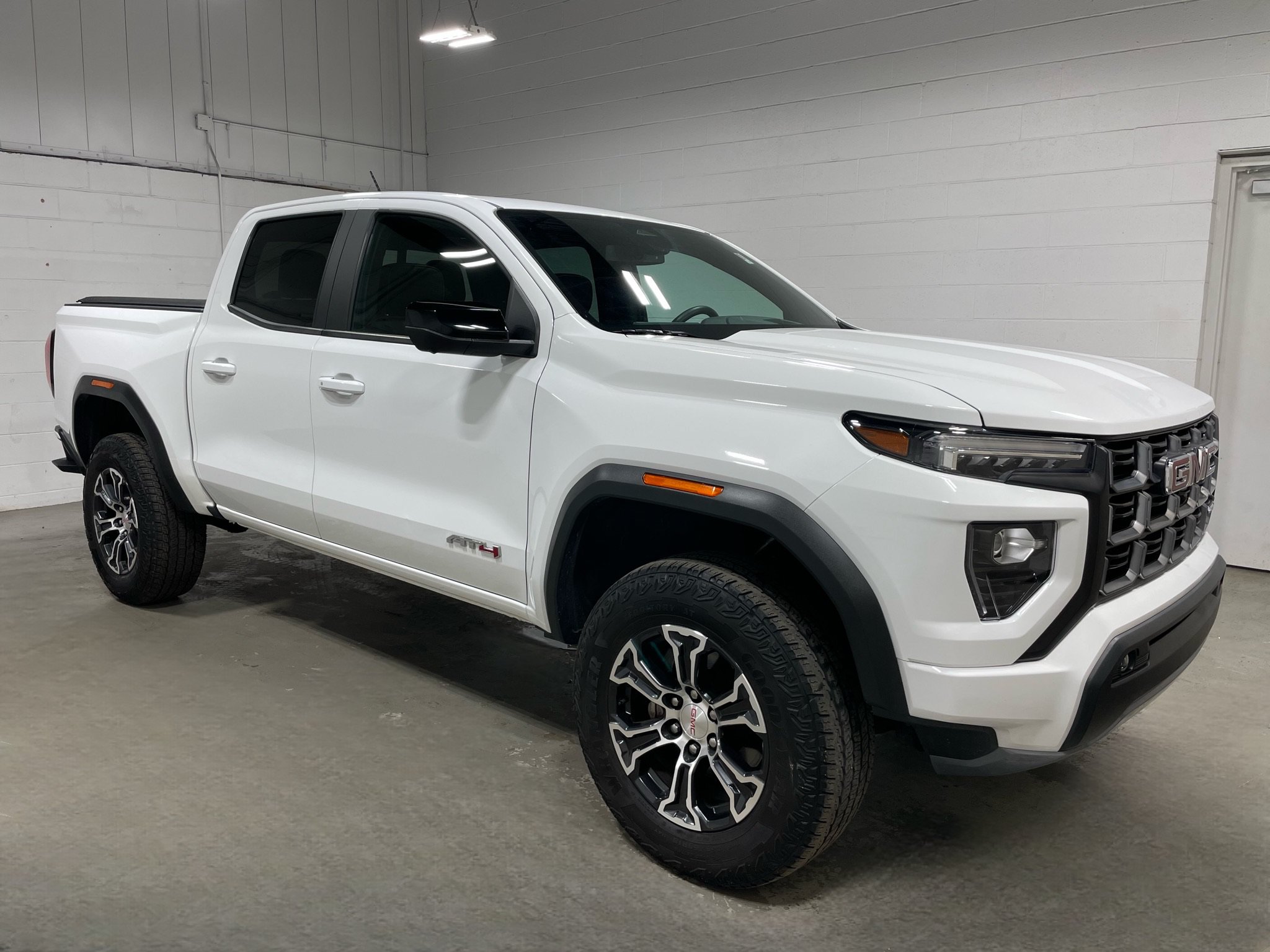 Used 2023 GMC Canyon AT4 w/ AT4 Premium Package AWD/4WD image 3