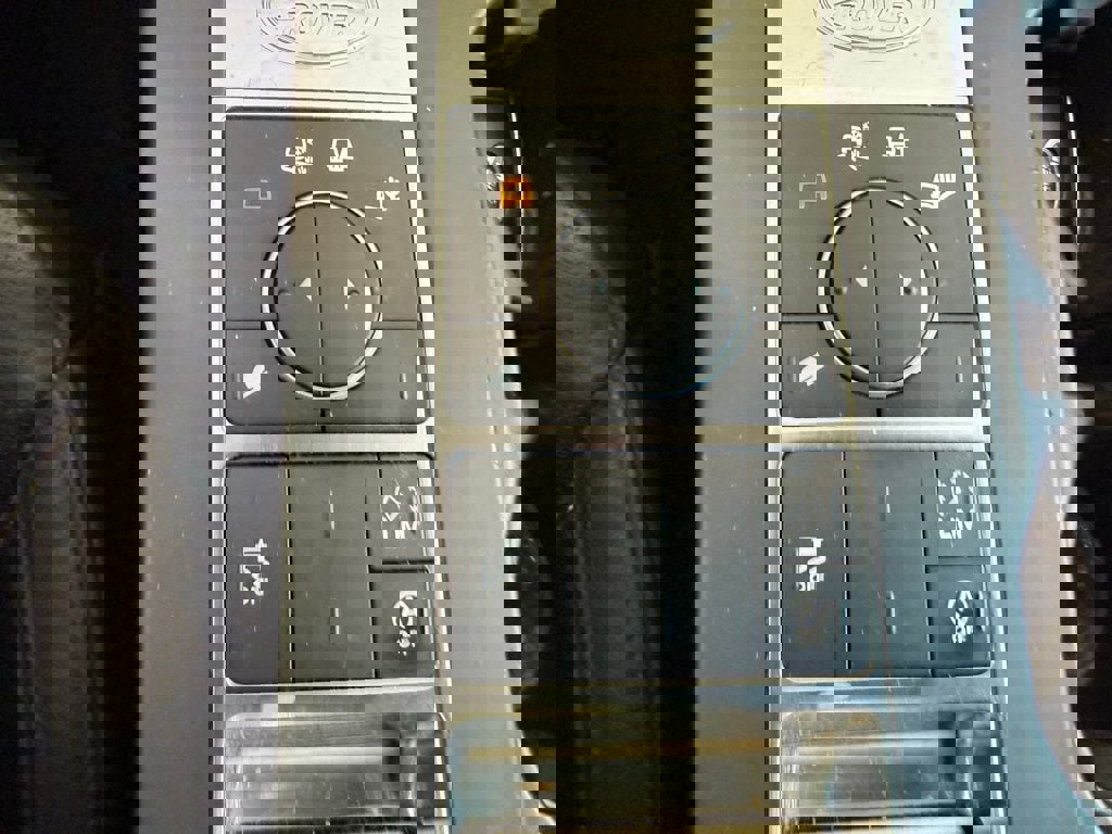 Used 2018 Land Rover Discovery SE image 34