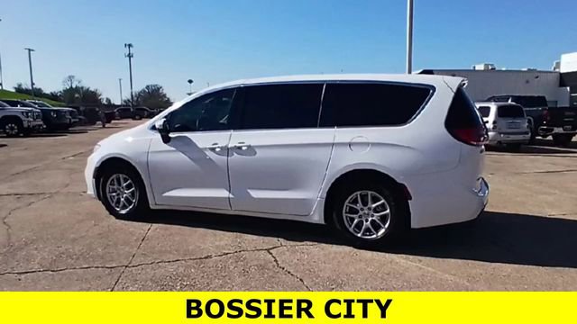 Used 2023 Chrysler Pacifica Touring-L image 7