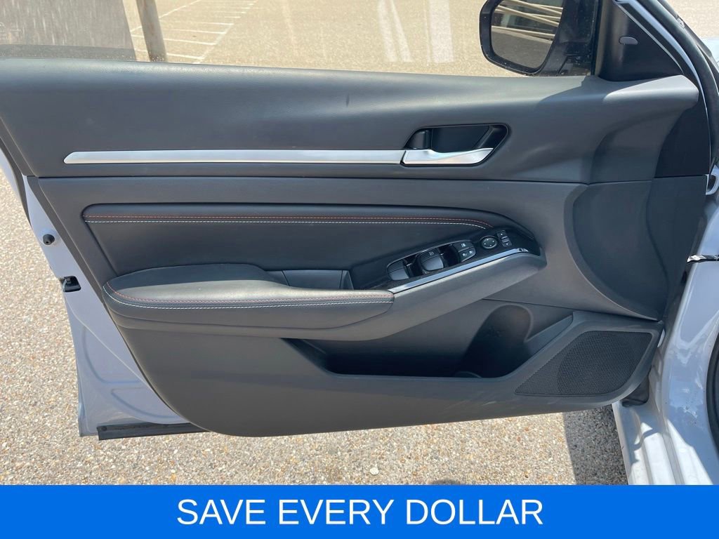 Used 2023 Nissan Altima 2.5 SR w/ SR Premium Package FWD image 13