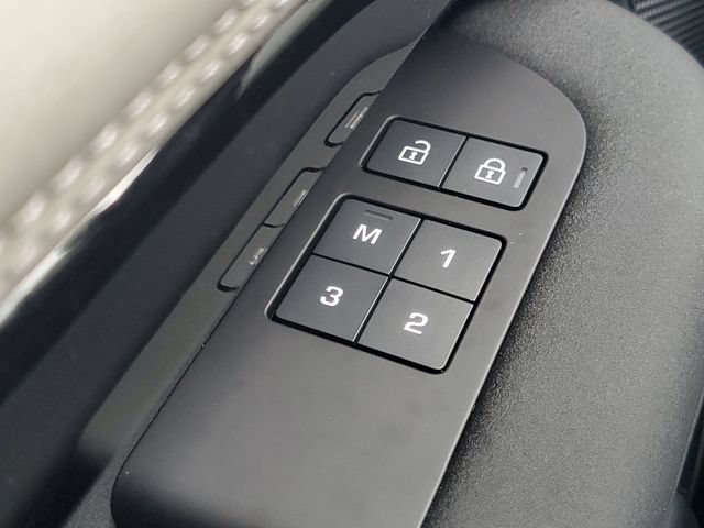 Certified 2025 Land Rover Discovery S AWD/4WD image 21