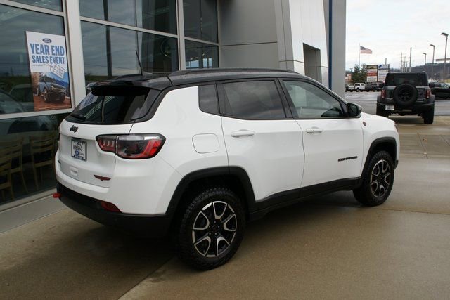 Used 2025 Jeep Compass Trailhawk image 3