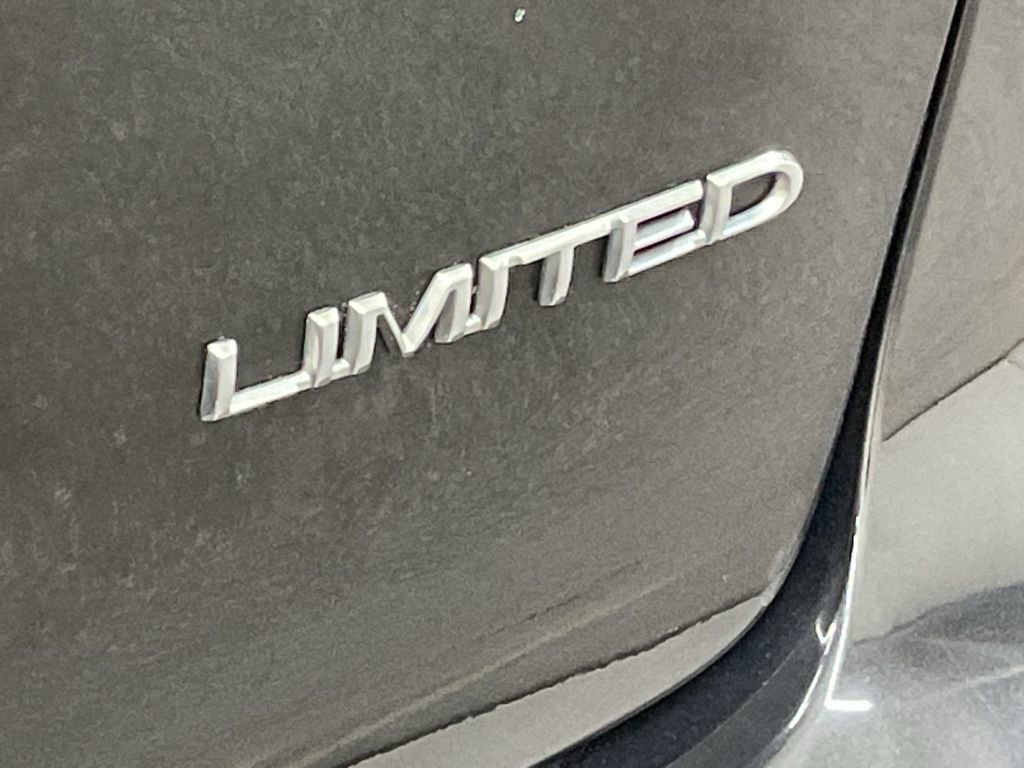 Used 2018 Chrysler Pacifica Limited w/ Tire & Wheel Group image 24