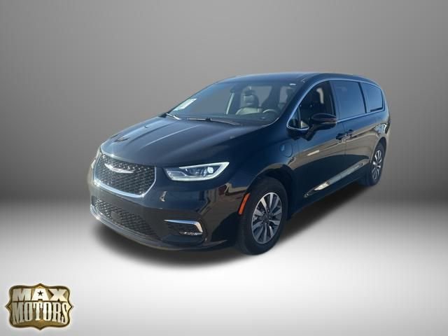 Used 2025 Chrysler Pacifica Select w/ Uconnect Theater Family Group image 4