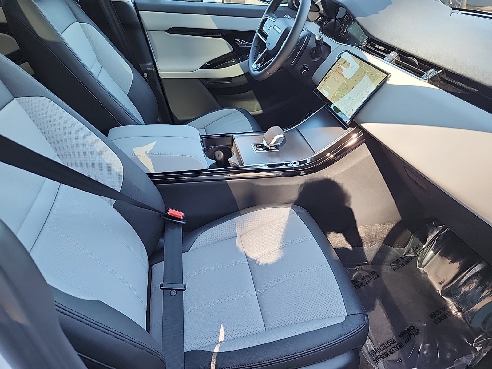 Used 2025 Land Rover Range Rover Evoque Dynamic SE image 3