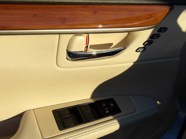 Used 2013 Lexus ES 300h w/ Luxury Pkg FWD image 31