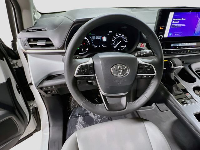 Used 2026 Toyota Sienna XLE FWD image 11