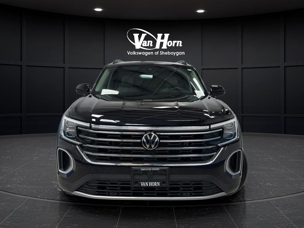 Used 2024 Volkswagen Atlas SE w/ Black Wheel Package image 2