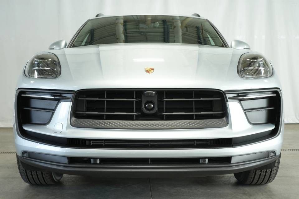 Certified 2025 Porsche Macan AWD/4WD image 11