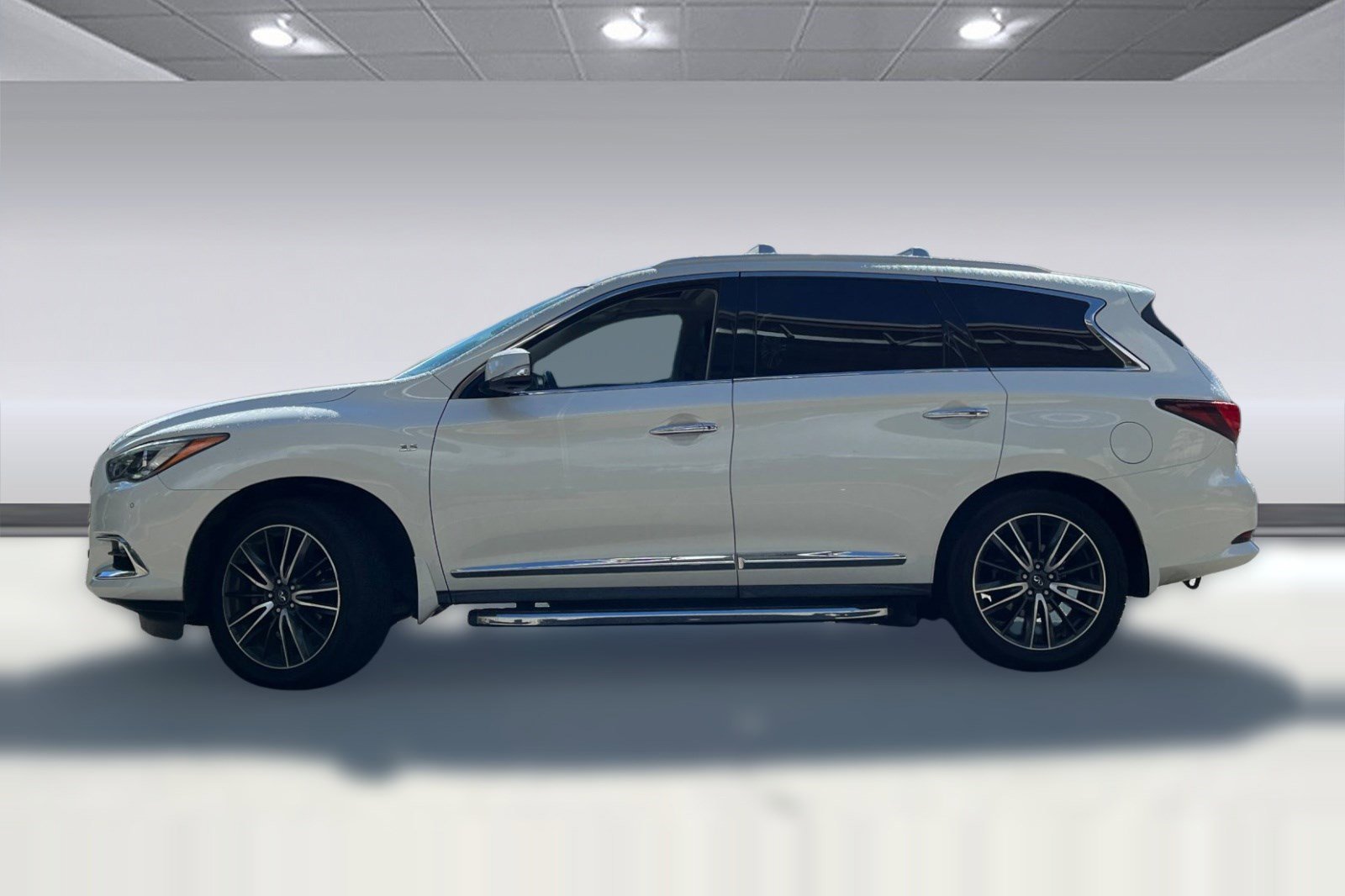 Used 2017 INFINITI QX60 Luxe w/ Deluxe Technology Package image 2