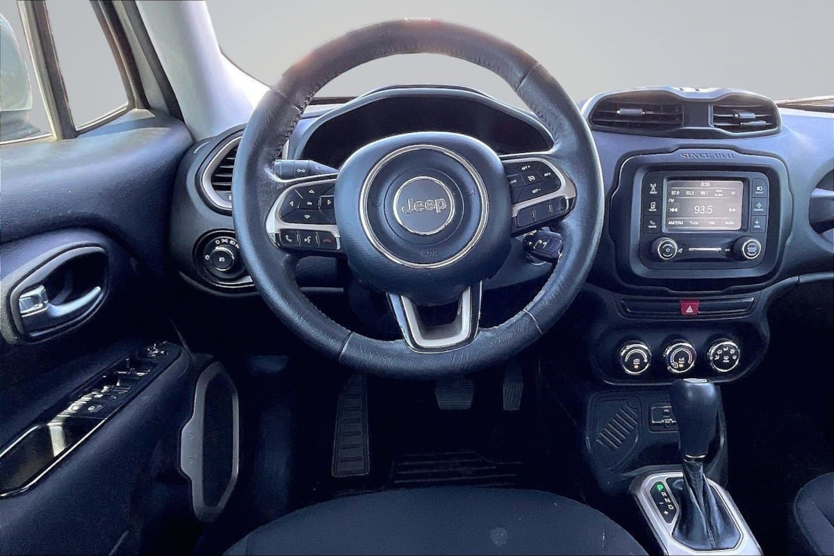 Used 2015 Jeep Renegade Latitude FWD image 5