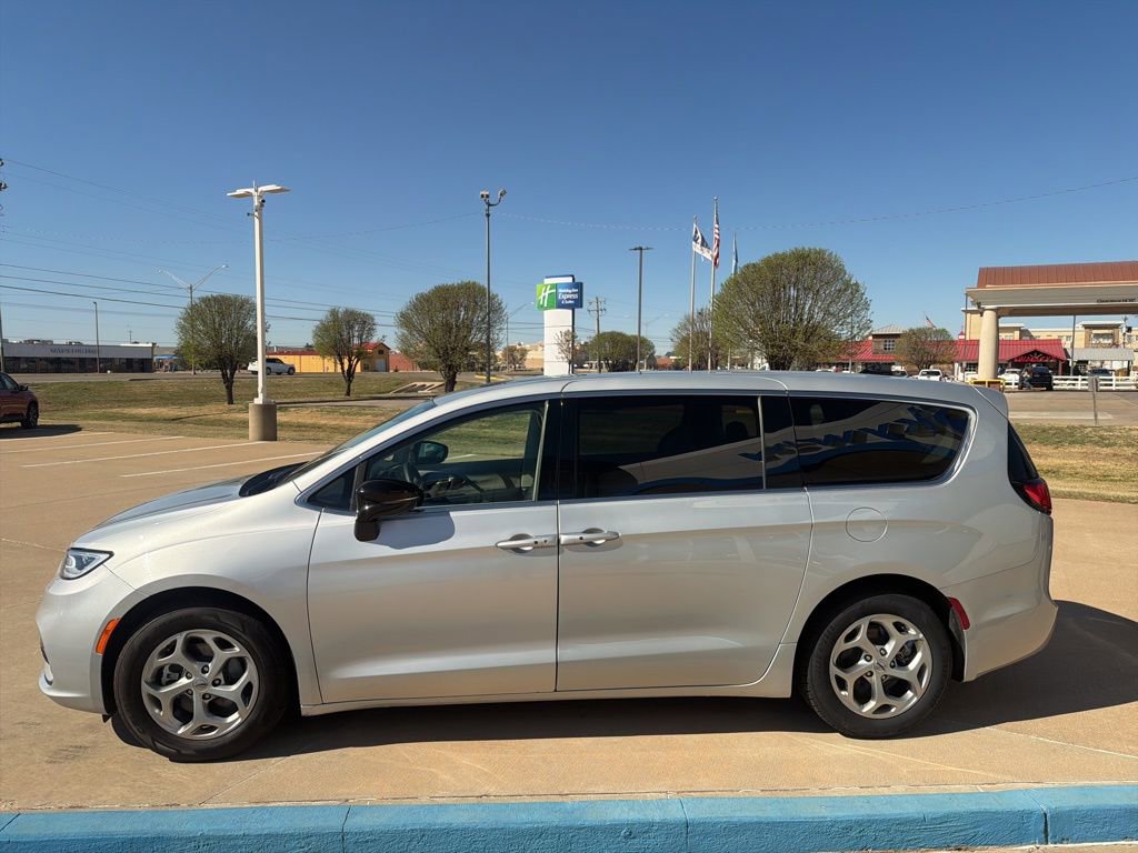 Used 2024 Chrysler Pacifica Limited image 5